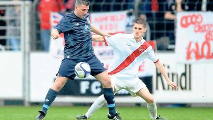 Freundschaftlicher Zweikampf. Babelsbergs einstiger Publikumsliebling Hendrik „Henne“ Lau (links) im Duell mit Manchesters Charlie Raglan.