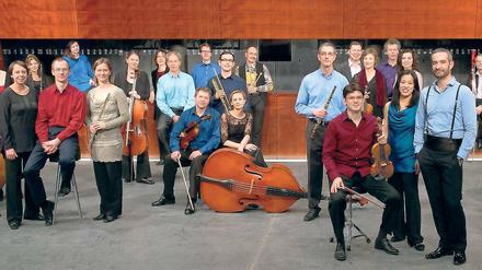 Wie eine Familie. Musiker der Kammerakademie Potsdam mit ihrem Chefdirigenten Antonello Manacorda (r.) im Foyer des Nikolaisaals.