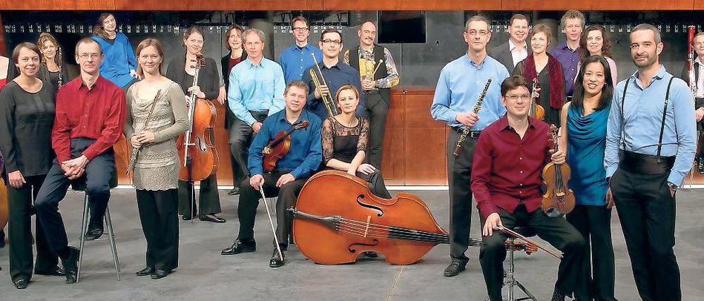 Wie eine Familie. Musiker der Kammerakademie Potsdam mit ihrem Chefdirigenten Antonello Manacorda (r.) im Foyer des Nikolaisaals.