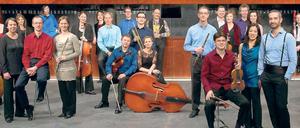 Wie eine Familie. Musiker der Kammerakademie Potsdam mit ihrem Chefdirigenten Antonello Manacorda (r.) im Foyer des Nikolaisaals.