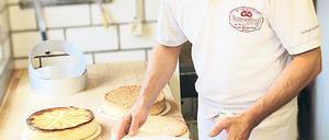 Frisch und unversehrt. Über ein Jahr hat Bäckermeister Thomas Neuendorff an einer sturzsicheren Verpackung seiner Torten für den Internethandel getüftelt.
