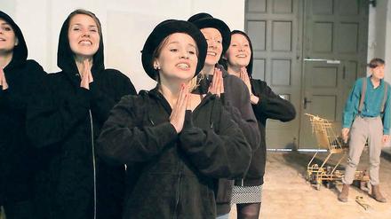 Spielend glücklich. Die Mädchen der Gruppe „Die Spielwütigen“ stellen in ihrer Produktion „Wunschlos unglücklich“ den Chor nach antikem Vorbild dar und schlüpfen in verschiedene Rollen. Gespielt wird im barocken Treppensaal im Großen Waisenhaus.