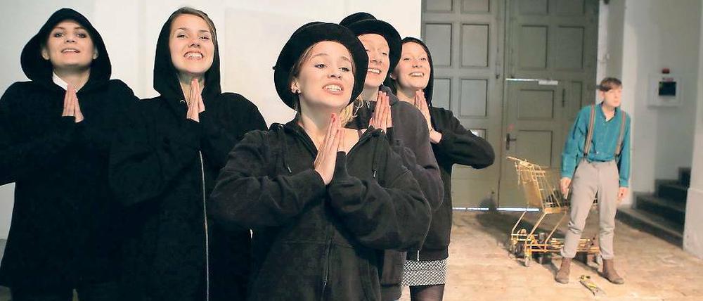 Spielend glücklich. Die Mädchen der Gruppe „Die Spielwütigen“ stellen in ihrer Produktion „Wunschlos unglücklich“ den Chor nach antikem Vorbild dar und schlüpfen in verschiedene Rollen. Gespielt wird im barocken Treppensaal im Großen Waisenhaus.