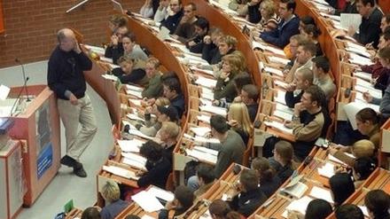 Normalerweise werden Professoren nach fünf Jahren von den Unis übernommen. In Potsdam gibt es jetzt einen ungewöhnlichen Fall, in dem der Dozentin die Entfristung verweigert wurde.