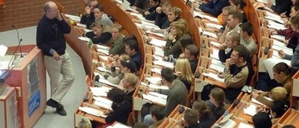 Normalerweise werden Professoren nach fünf Jahren von den Unis übernommen. In Potsdam gibt es jetzt einen ungewöhnlichen Fall, in dem der Dozentin die Entfristung verweigert wurde.