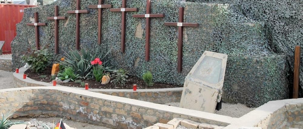 Blick auf einen inoffiziellen Ehrenhain in Kundus (Afghanisten), den deutsche Soldaten für sieben getötete Soldaten errichtet haben - darunter die drei Opfer des Gefechts vom Karfreitag 2010, dem schwersten in der Geschichte der Bundeswehr. Die bisher auf die Einsatzgebiete verteilten Ehrenhaine sollen in die neue Anlage in Schwielowsee überführt werden.