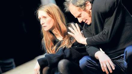 Starke Gefühle, starke Schauspieler, starkes Spiel. Melanie Straub als Doralice und Christoph Hohmann als Geheimrat Knospelius in „Wellen“, eine der herausragendsten Inszenierungen der aktuellen Spielzeit am Hans Otto Theater.