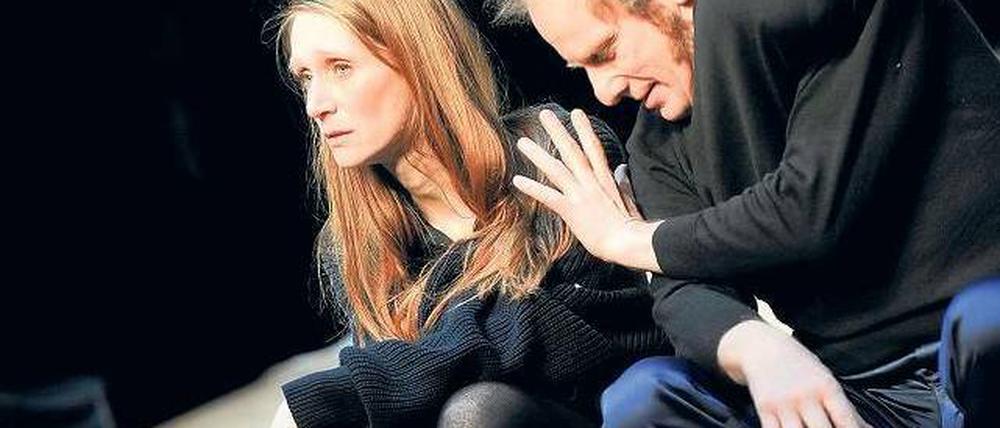 Starke Gefühle, starke Schauspieler, starkes Spiel. Melanie Straub als Doralice und Christoph Hohmann als Geheimrat Knospelius in „Wellen“, eine der herausragendsten Inszenierungen der aktuellen Spielzeit am Hans Otto Theater.
