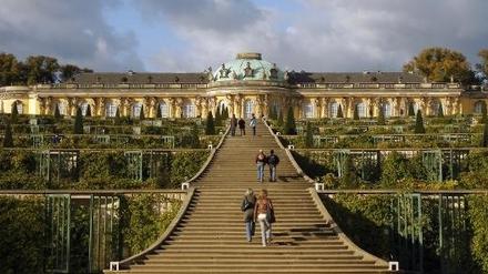 Der Zutritt soll frei bleiben - um jeden Preis: Um einen Parkeintritt für Sanssouci zu verhindern, will die Stadt zur Not in den eigenen Haushalt eingreifen. Tourismusabgabe und Bettensteuer sind als Finanzierungsmodelle umstritten.