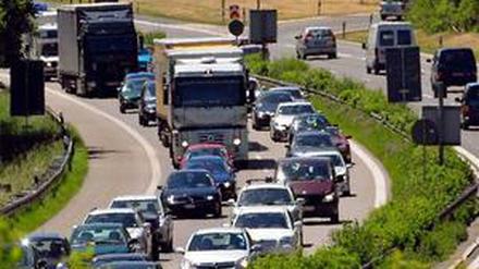Klimaneutral soll Berlin werden, aber erstmal wird eine Autobahn gebaut. Und die vielen Zuzügler brauchen nicht nur Platz zum Wohnen, sondern auch Verkehrsmittel, um von A nach B zu kommen.