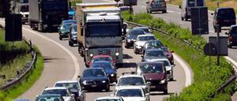 Klimaneutral soll Berlin werden, aber erstmal wird eine Autobahn gebaut. Und die vielen Zuzügler brauchen nicht nur Platz zum Wohnen, sondern auch Verkehrsmittel, um von A nach B zu kommen.