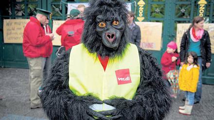King Kong ist Gewerkschafter. Vorm Zoo verteilte dieser Warnstreikende im Gorillakostüm Infozettel: „Wir streiken. Die Tiere leiden aber darunter nicht.“