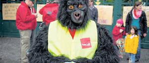 King Kong ist Gewerkschafter. Vorm Zoo verteilte dieser Warnstreikende im Gorillakostüm Infozettel: „Wir streiken. Die Tiere leiden aber darunter nicht.“
