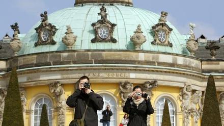 Sie kommen, um zu gucken: Touristen in Potsdam. Um die Pflege der Parks auch künftig gewährleisten zu können, soll jetzt eine Bettensteuer erhoben werden.