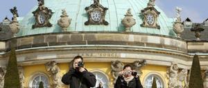 Sie kommen, um zu gucken: Touristen in Potsdam. Um die Pflege der Parks auch künftig gewährleisten zu können, soll jetzt eine Bettensteuer erhoben werden.