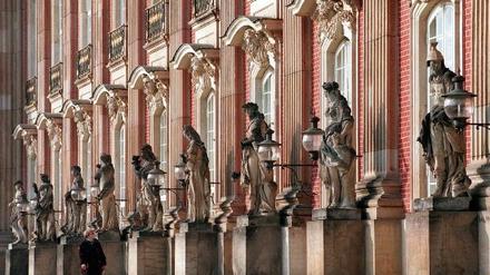 Das Neuen Palais in Potsdam wird derzeit aufwändig saniert. Doch nicht nur Wasser, Witterung und die Zeit setzen Potsdams Schlössern zu - auch Vandalismus.