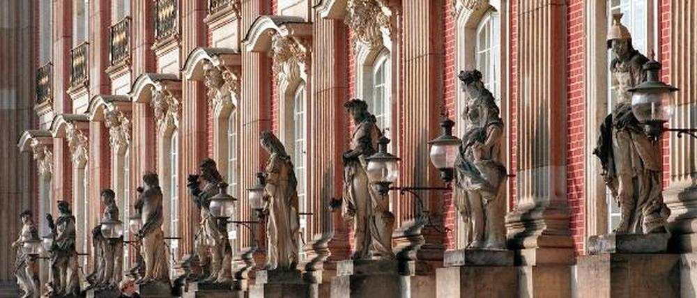 Das Neuen Palais in Potsdam wird derzeit aufwändig saniert. Doch nicht nur Wasser, Witterung und die Zeit setzen Potsdams Schlössern zu - auch Vandalismus.
