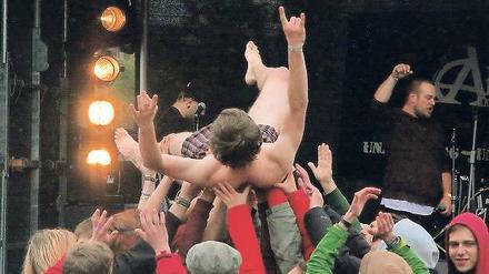 Wind und Wetter getrotzt. Dieser Stagediver wurde mit Freibier belohnt.