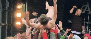 Wind und Wetter getrotzt. Dieser Stagediver wurde mit Freibier belohnt.