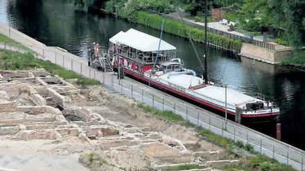 Schiff des Anstoßes. Werden hier bald Pontons für Baustellentechnik schwimmen? Über die Wasserfläche hat der Theaterschiff-Verein einen Pachtvertrag mit dem Bundesschifffahrtsamt. Der Liegeplatz allerdings ist eine Zuweisung der Stadt. Seit 18 Jahren gehört das Theaterschiff zur Innenstadtkulisse. Jährlich kommen etwa 10 000 Besucher.