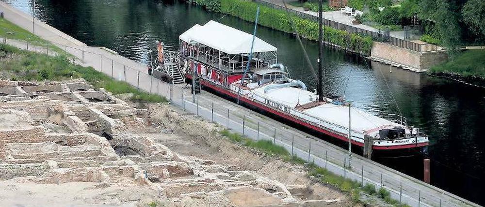 Schiff des Anstoßes. Werden hier bald Pontons für Baustellentechnik schwimmen? Über die Wasserfläche hat der Theaterschiff-Verein einen Pachtvertrag mit dem Bundesschifffahrtsamt. Der Liegeplatz allerdings ist eine Zuweisung der Stadt. Seit 18 Jahren gehört das Theaterschiff zur Innenstadtkulisse. Jährlich kommen etwa 10 000 Besucher.