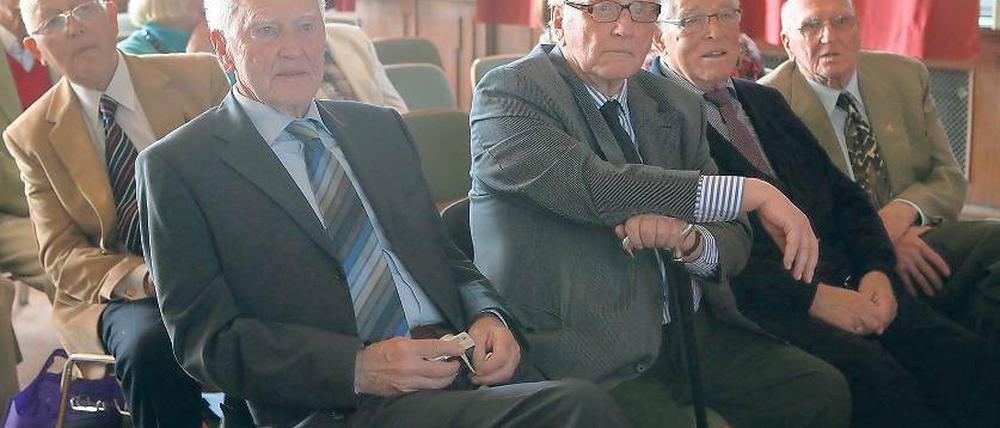 75 Jahre später. Schüler des früheren Realgymnasiums beim Klassentreffen.