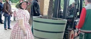 Ab in den Regen. Editha von Haacke begleitete den Palmenauszug.