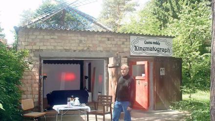 Gepflegte Garagenkultur. Jakob Damms trifft sich mit begeisterten Cineasten vor seinem kleinen Kino auf einen Kaffee und eine Zigarette – und erzählt Schnurren aus der Stummfilmära.