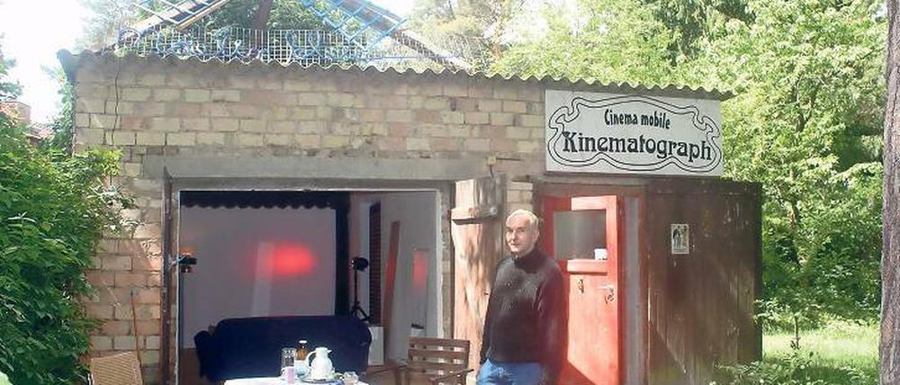 Gepflegte Garagenkultur. Jakob Damms trifft sich mit begeisterten Cineasten vor seinem kleinen Kino auf einen Kaffee und eine Zigarette – und erzählt Schnurren aus der Stummfilmära.