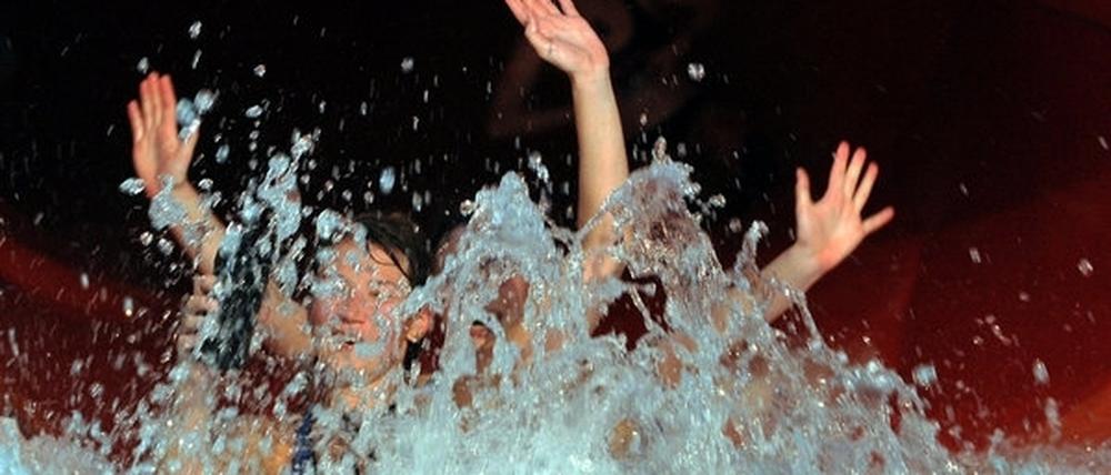 Ziehen immer wieder auch Pädophile an: Schwimmbäder und Therme.