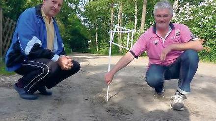Schon mal am Messen. Anwohner Michael Ahlhorn (r) und Peter Erler.