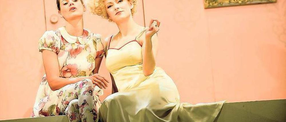 Die schauen, als könnten sie kein Wässerchen trüben. Doch Kammerzofe Franziska (Elzemarieke de Vos) und Minna von Barnhelm (Franziska Melzer) haben es faustdick hinter den Ohren.