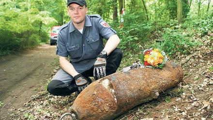 Gefahr gebannt. Sprengmeister Mike Schwitzke mit dem Bombenrest.