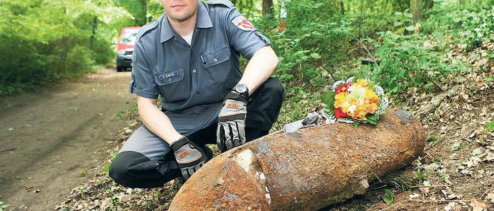 Gefahr gebannt. Sprengmeister Mike Schwitzke mit dem Bombenrest.