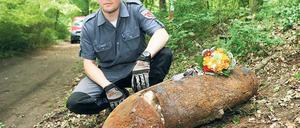 Gefahr gebannt. Sprengmeister Mike Schwitzke mit dem Bombenrest.