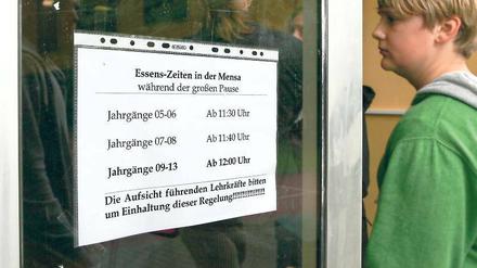 Anstehen und Essen im 20-Minutentakt. Weil nur rund 100 Plätze in der Mensa vorhanden sind, dürfen zuerst die Kleinen essen, damit sie anschließend noch Zeit haben, draußen zu toben. Die Jugendlichen sind als letzte dran und mussten am gestrigen Mittwoch im Regen warten.
