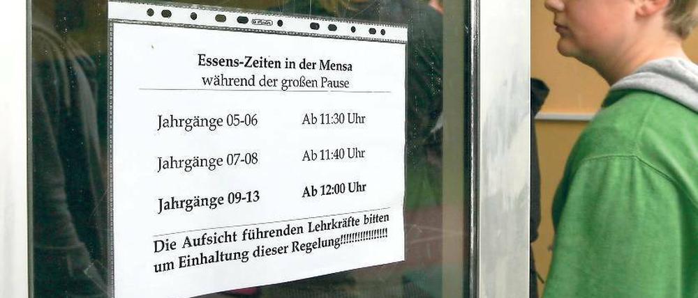 Anstehen und Essen im 20-Minutentakt. Weil nur rund 100 Plätze in der Mensa vorhanden sind, dürfen zuerst die Kleinen essen, damit sie anschließend noch Zeit haben, draußen zu toben. Die Jugendlichen sind als letzte dran und mussten am gestrigen Mittwoch im Regen warten.