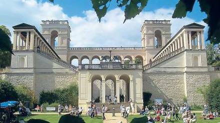 Hinaus in die Kultur. Auf dem Belvedere des Pfingstbergs gibt es Konzerte auf der Wasserbühne, Führungen sowie Lustwandeln bei Sommermusik.