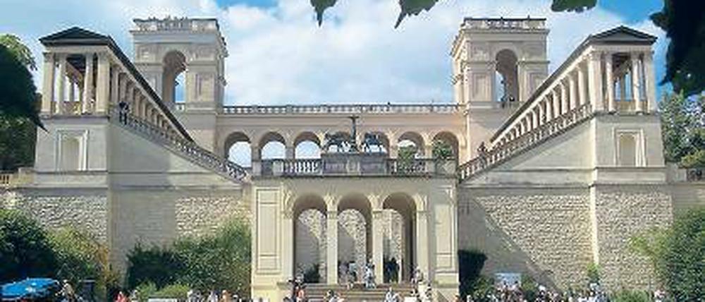 Hinaus in die Kultur. Auf dem Belvedere des Pfingstbergs gibt es Konzerte auf der Wasserbühne, Führungen sowie Lustwandeln bei Sommermusik.