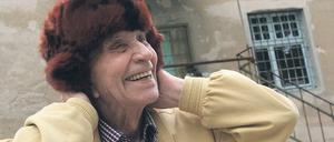 „Ich lebe noch.“ Peter Seele mit seiner russischen Wintermütze aus Polarfuchs vor dem ehemaligen sowjetischen Geheimdienstgefängnis in der Potsdamer Leistikowstraße. Die Mütze ist eines der Exponate der Ausstellung „Workuta – Zur Geschichte eines Straflagers“, die am 31. Mai 2013 eröffnet wird.