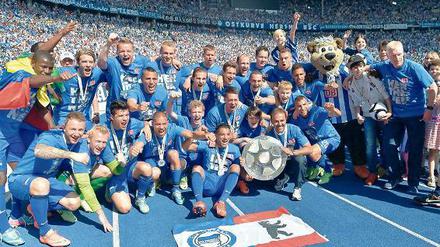 Versilbert. Herthas Fußballer freuen sich über steigende Einnahmen.