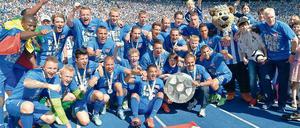 Versilbert. Herthas Fußballer freuen sich über steigende Einnahmen.