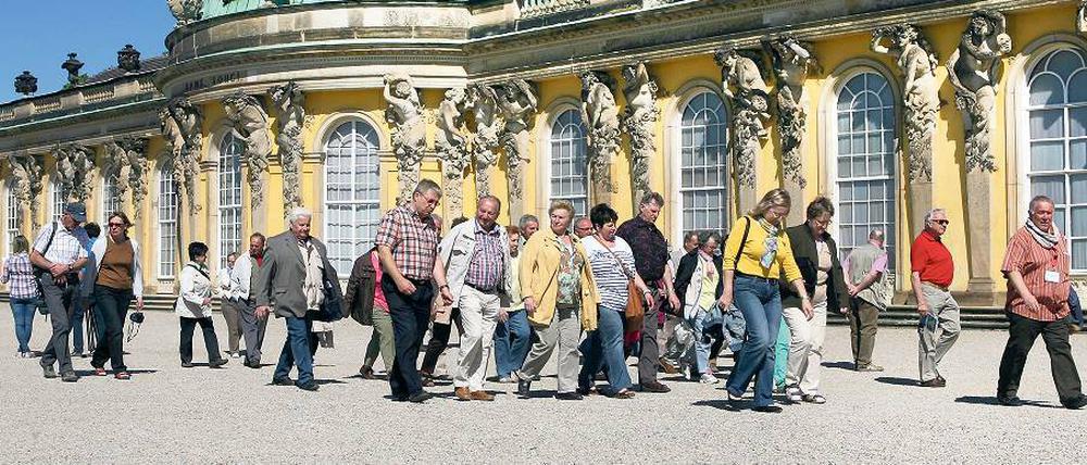 Die Spaziergänger von Sanssouci. Wer in Potsdam vom Tourismus profitiert, soll auch für Potsdams Touristenmagneten mitzahlen, finden die Befürworter der Tourismusabgabe. Die Abgabe ist ungerecht, die Zahlung von Geld an die bereits öffentlich finanzierte Stiftung nicht nachvollziehbar, sagen die Gegner. Bei der Entscheidung stehen die Stadtverordneten unter Zeitdruck: Einigen sie sich nicht bis Ende Juli, will die Schlösserstiftung 2014 den Parkeintritt einführen.