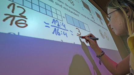 Das Ende der Kreidezeit: Mit Whiteboards können Kinder interaktiver lernen und alte tafelbilder immer wieder abrufen.