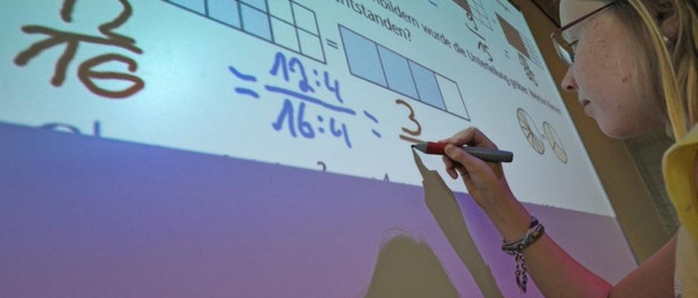 Das Ende der Kreidezeit: Mit Whiteboards können Kinder interaktiver lernen und alte tafelbilder immer wieder abrufen.