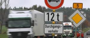 Für den Ausbau von Brandenburgs Straßen sind mehr Gelder nötig als der Bund zur Verfügung stellen wird. Landesverkehrsminister Vogelsänger schlägt vor, notfalls eine PKW-Maut zu prüfen.