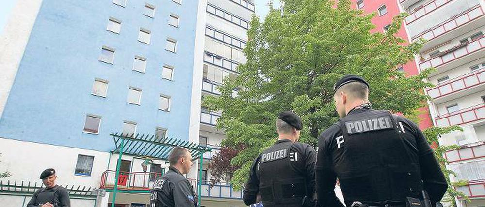 Im Einsatz. Als das Mädchen in Hellersdorf verschwand, suchte die Polizei den Kiez an der Ernst-Bloch-Straße ab.