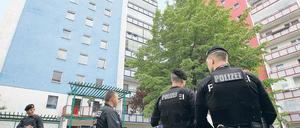 Im Einsatz. Als das Mädchen in Hellersdorf verschwand, suchte die Polizei den Kiez an der Ernst-Bloch-Straße ab.