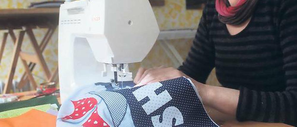 Nähmaschine statt Bürojob. Dagmar Kaplick hat mit 50 noch mal neu angefangen und einen Shop auf DaWanda eröffnet. Davon kann sie mittlerweile leben.