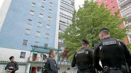 Polizisten stehen in der Ernst-Bloch-Straße im Berliner Bezirk Hellersdorf. Sie suchten nach dem vermissten achtjährigen Mädchen.